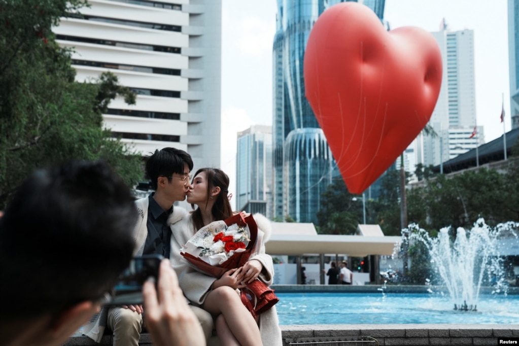 Një çift pranë zemrës &quot;Cubby Hearts&quot; në Hong Kong, Kinë, më 14 shkurt 2024.