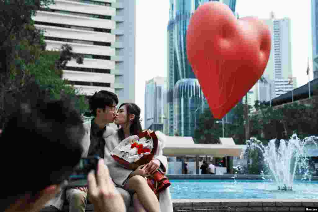 Posetioci poziraju za sliku sa ogromnim srcem na napuhavanje pod nazivom &quot;Chubby Hearts&quot;, instalacijom dizajnerke Anye Hindmarch, na Dan zaljubljenih u Hong Kongu, Kina, 14. februara 2024.&nbsp;