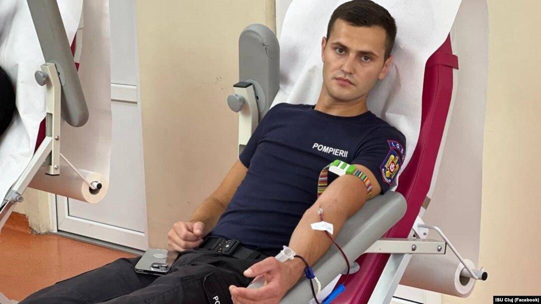 Un pompier din Cluj-Napoca donează sânge după ce mai mulți colegi de ai săi au fost răniți într-o explozie care a avut loc la Crevedia/jud. Dâmbovița. 