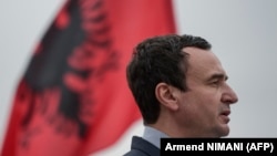 Kryeministri i Kosovës, Albin Kurti, ndërsa në sfond shihet flamuri shqiptar. Fotografi nga arkivi.