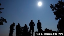 Ljudi u blizini Redmonda, Oregon (SAD) okupili su se kako bi posmatrali potpuno pomračenje Sunca, 21. avgusta 2017.