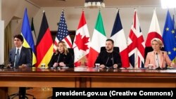 (s leva na desno) Kanadski premijer Džastin Trudo, premijerka Italije Đorđa Meloni, ukrajinski predsednik Volodimir Zelenski i šefica Evropske komisije Ursula fon der Lajen na video konferenciji u Kijevu, Ukrajina, 24. februara 2024.