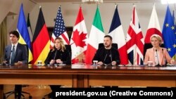 (s lijeva nadesno) Kanadski premijer Justin Trudeau, premijerka Italije Giorgia Meloni, ukrajinski predsjednik Volodimir Zelenski i šefica Evropske komisije Ursula von der Leyen na video-konferenciji u Kijevu, Ukrajina, 24. februara 2024.