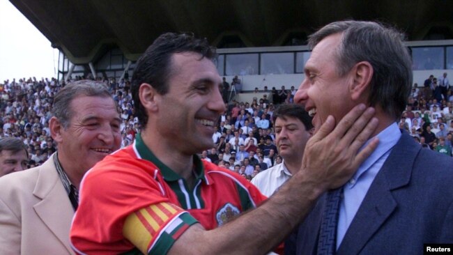 Христо Стоичков посреща бившата холандска футболна звезда Йохан Кройф. Вляво е бившият треньор на България Димитър Пенев.