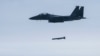 Південнокорейський винищувач F-15K випускає ракету Taurus під час військових навчань. Південна Корея, 24 березня 2023 року 