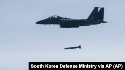 Южнокорейский истребитель F-15K выпускает ракету Taurus во время военных учений, 24 марта 2023 года