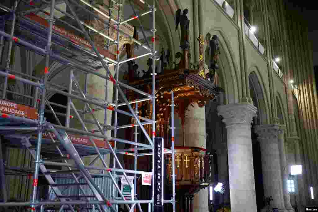 Pamje e naosit të katedrales Notre Dame me statuja engjëjsh dhe zbukurime të tjera me tematikë kishtare.&nbsp;Shumë relikte dhe objekte të tjera i kanë shpëtuar zjarrit. Në një moment gjatë zjarrit, zjarrfikësit, zyrtarët policorë dhe punëtorët komunalë kanë formuar një zinxhir njerëzor për të larguar nga objekti gjësendet me vlerë, të punuara me ar, disa prej të cilave datojnë nga shekulli XII.