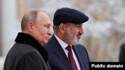 Russian President Vladimir Putin (left) and Armenian Prime Minister Nikol Pashinian in December 2023