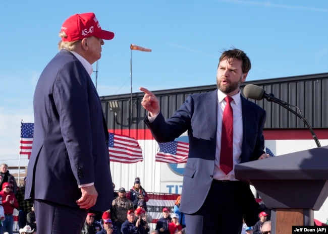 Вэнс на предвыборном митинге в Огайо рядом с Дональдом Трампом в марте прошлого года.