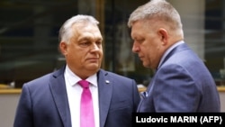 Прем’єр-міністр Угорщина Віктор Орбан (ліворуч) і голова уряду Словаччини Роберт Фіцо. Брюссель, 26 жовтня 2023 року