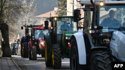 Земеделци карат тракторите си по време на протестна блокада на пътя между Брезник и границата със Сърбия, 6 февруари 2024 г.