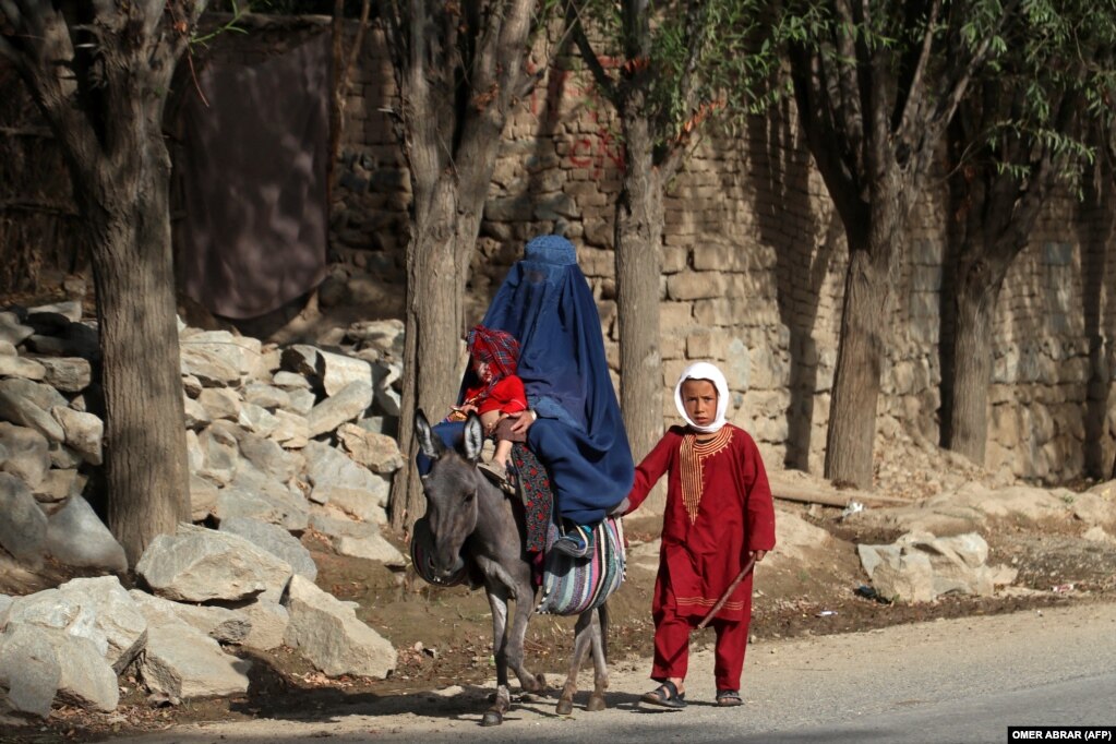 Një grua afgane mbi një gomar së bashku me fëmijët e saj në një rrugë në distriktin Tagab të provincës verilindore Badakshan.