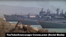 Отработка высадки десанта на полигоне «Опук» во время учений «Кавказ-2016». Стоп-кадр из видео Александра Соловьенко