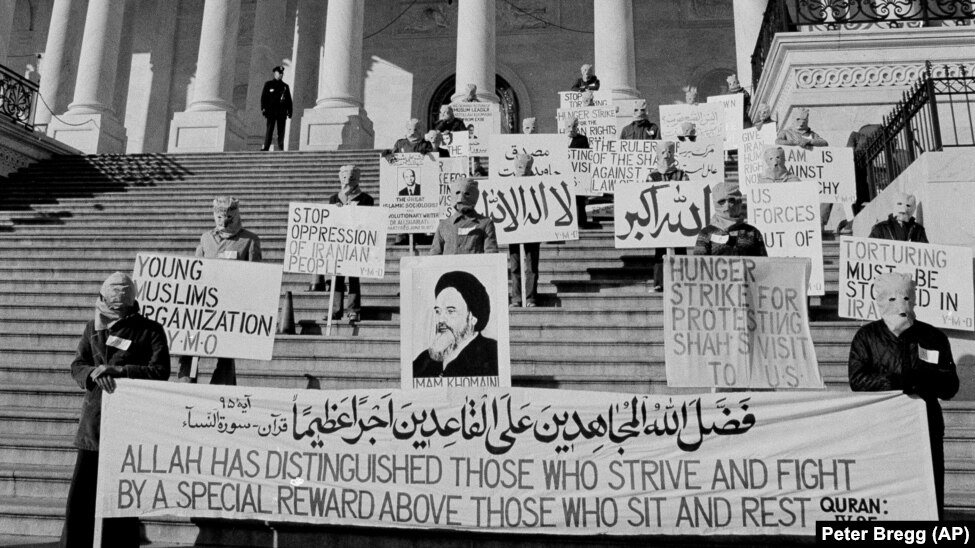اعضای سازمان جوانان مسلمان در آستانۀ ورود شاه به واشینگتن در ۱۴ نوامبر ۱۹۷۷ با پلاکاردهای اعتراضی در دست روی پله‌های ساختمان کنگره آمریکا تجمع کردند.