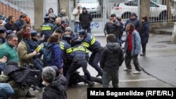 პოლიციამ ბინიდან ოჯახის გამოსახლების პროცესში 20 ადამიანი დააკავა.