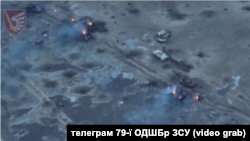 Російські підрозділи штурмують щодня, повідомив пресофіцер 79-ї ОДШБр. На скріншоті: бронетехніка армії РФ, знищена під час штурму в районі села 1 квітня 2024 року