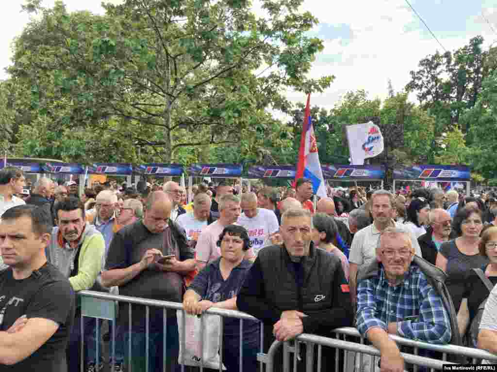 Na miting koji organizuje vladajuća Srpska napredna stranka organizovanim prevozom stigli su ljudi iz Srbije, ali i iz bh. entiteta Republike Srpske i sa Kosova.