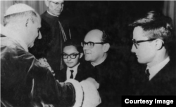 Молодий семінарист Михайло Рамач (в центрі) під час зустрічі з Папою римським Павлом Шостим у Ватикані