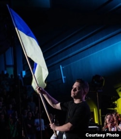 Украинский флаг на сцене во время выступления