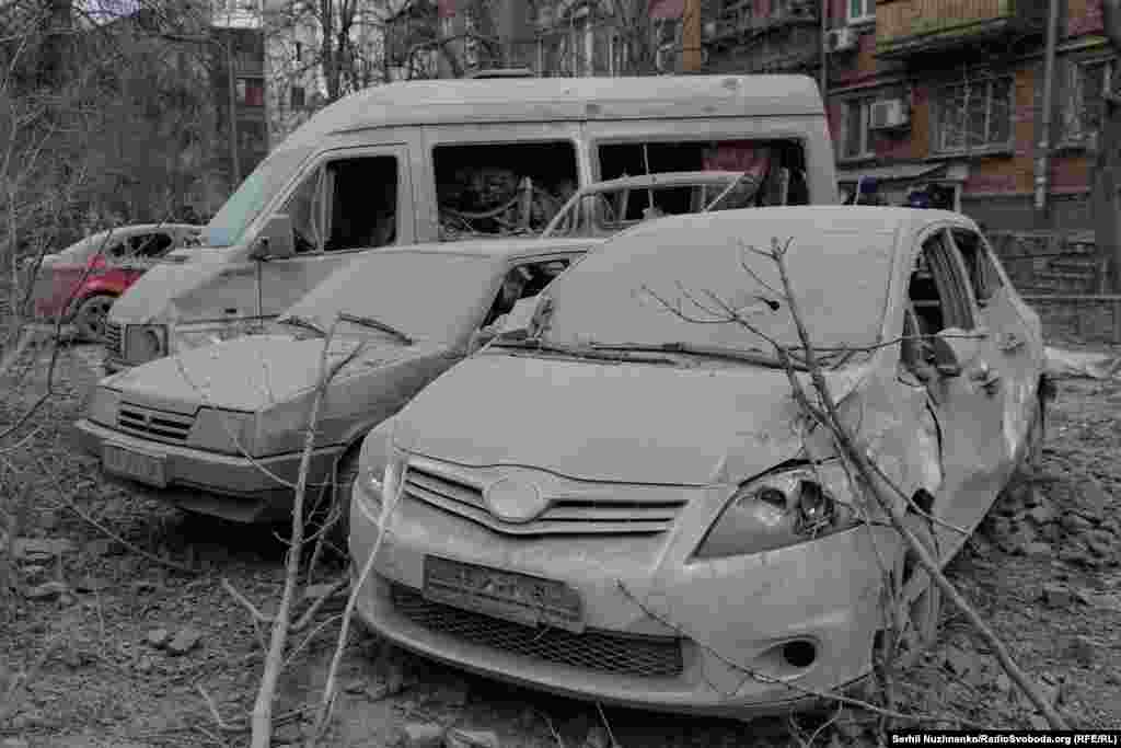 Пошкоджені атакою автівки у дворі поруч із житловими будинками на Печерську. Київ, 25 березня 2024 року