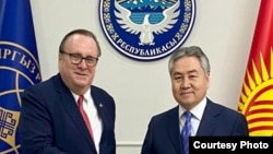Foreign Minister Jeenbek Kulubaev (right) handed over the Kyrgyz response to U.S. Ambassador Lesslie Viguerie (file photo)