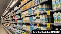 Produkte qumështi në një dyqan në Prishtinë.