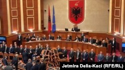 Deputetët e opozitës palosin karrige përreth foltores së Kuvendit të Shqipërisë, në tentim për ta penguar votimin e buxhetit për vitin 2024, të hënën më 20 nëntor 2023.
