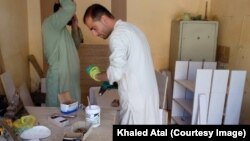 خالد اتل در محل کارش