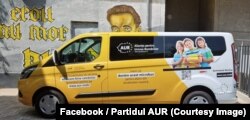 AUR a cumpărat mai multe microbuze pentru caravana școlară și cea medicală, de care s-au folosit pentru a-și face campanie înainte să fie permis prin lege.