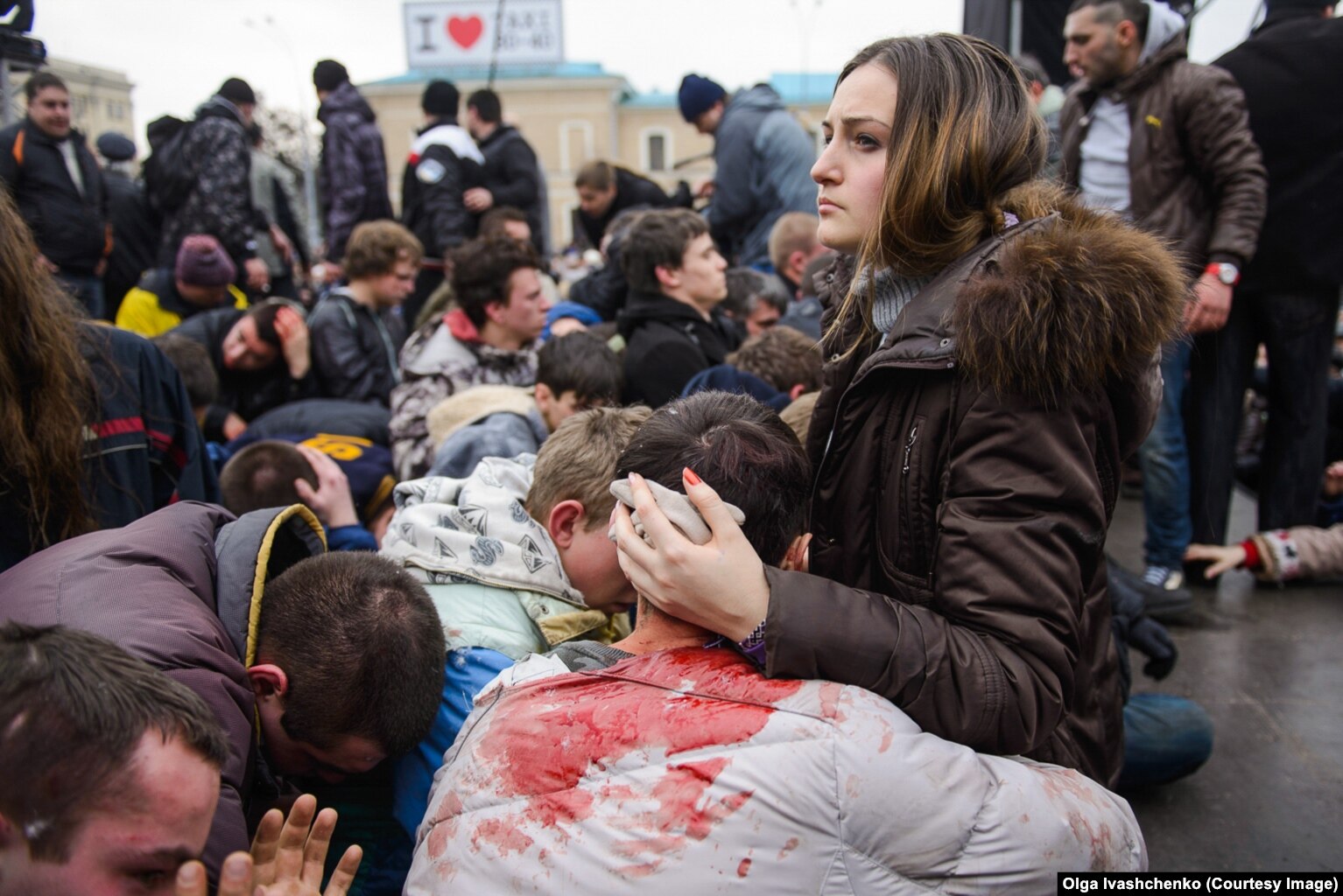 Mbështetësit e plagosur të qeverisë së re të Ukrainës u detyruan të gjunjëzoheshin në sheshin e Harkivit nga turmat proruse më 1 mars 2014. Protestat e Euromaidan-it kishin rrëzuar presidentin e Ukrainës që ishte proKremlinit, Viktor Janukoviq, nga pushteti disa ditë më parë.