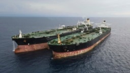 نفتکش ایرانی آرمان (راست) در تابستان گذشته در حین انتقال محموله‌اش به نفتکش خارجی در اندونزی توقیف شد