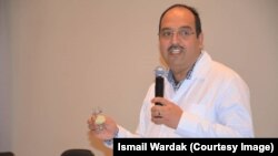 ډاکتر اسماعیل وردګ چې د اورتوپیدي جایزه یې ګټلې ده.