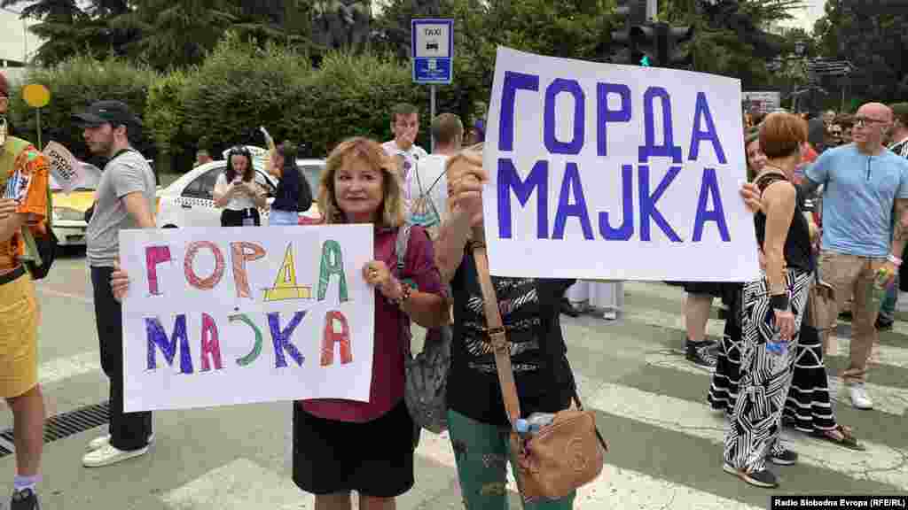 &quot;Ponosna majka&quot;, nosile su natpis neke od učesnica šetnje.