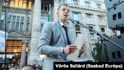 Magyar Péter szólal fel a Legfőbb Ügyészség Markó utcai épülete előtt 2024. március 26-án