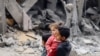 Палестински деца во близина на урната куќа во Рафа, Појасот Газа. 24 март 2024 година.