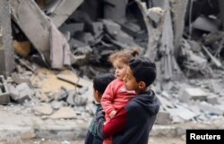 Палестински деца край разрушена от израелски удар къща в Рафах, 24 март 2024 г. Снимка: Мохамед Салем