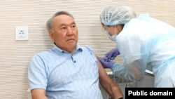 Бывший президент Казахстана Нурсултан Назарбаев получает прививку от коронавируса. Июнь 2021 года
