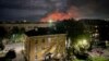 Fotografija koju je stavio na raspolaganje guverner ruske Pskovske oblasti Mihail Vedernikov Telegram kanal prikazuje dim koji suklja i svetle eksplozije nakon što su ruske vojske uništile bespilotne letelice u Pskovu, Pskovska oblast, Rusija, 30. avgusta 2023. 