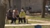 Жительницы Харькова, города на северо-востоке Украины, сидят на скамейке в солнечный день во время затишья в обстрелах. 1 апреля 2024 года. Город после начала войны стал объектом интенсивных российских бомбардировок, которые уничтожают его инфраструктуру