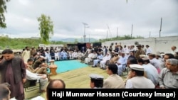 Sunni and Shi'ite leaders discuss a cease-fire between their groups in Kurram, Pakistan, in August.