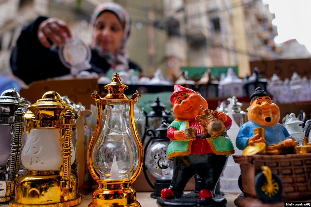 Një grua duke blerë dekorime për Muajin e Ramazanit në Bejrut të Libanit më 9 mars 2024.&nbsp;