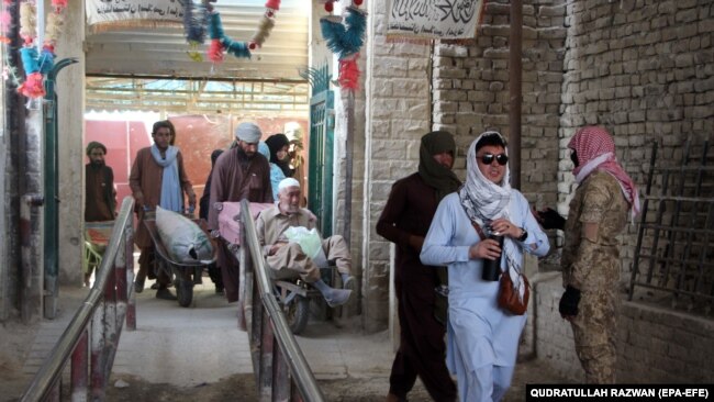 د تورخم بندر یوه څنډه. په دې لاره هره ورځ یو زیات شمېر افغانان پاکستان ته کډه کوي.