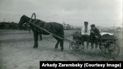 Чоловіки на возі. Село Спаське, Владивостоцький округ, 1929 рік