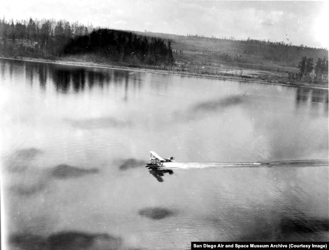 Një aeroplan dykrahësh i tipit Douglas World Cruiser duke u nisur nga liqeni Uashington, në Sietëll, për të nisur odisenë 175 ditore rreth botës.