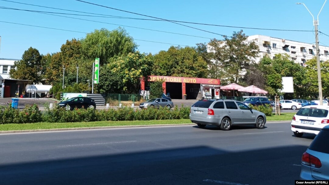 Stația GPL de pe bd. Timișoara este în imediata vecinătate a unei spălătorii auto și a unui bloc de locuințe.