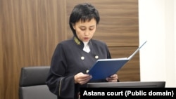 Істі қараған судья Айжан Көлбаева сотта.
