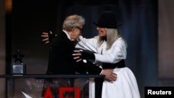  Уди Алън поздравява Даян Кийтън, която е удостоена с Наградата за житейски достижения на Американския кино институт за 2017 година 