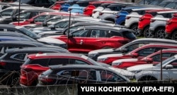 Parkiralište za nove automobile u blizini tehničkog centra Kuntsevo u Moskvi, juni 2022. godine