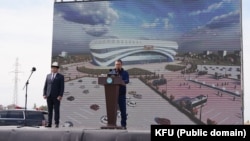 Президент Садыр Жапаров на церемонии закладки капсулы нового стадиона.