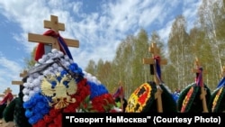 Не все могилы вагнеровцев на Гусинобродском кладбища украшают гербом России с золотым двуглавым орлом
